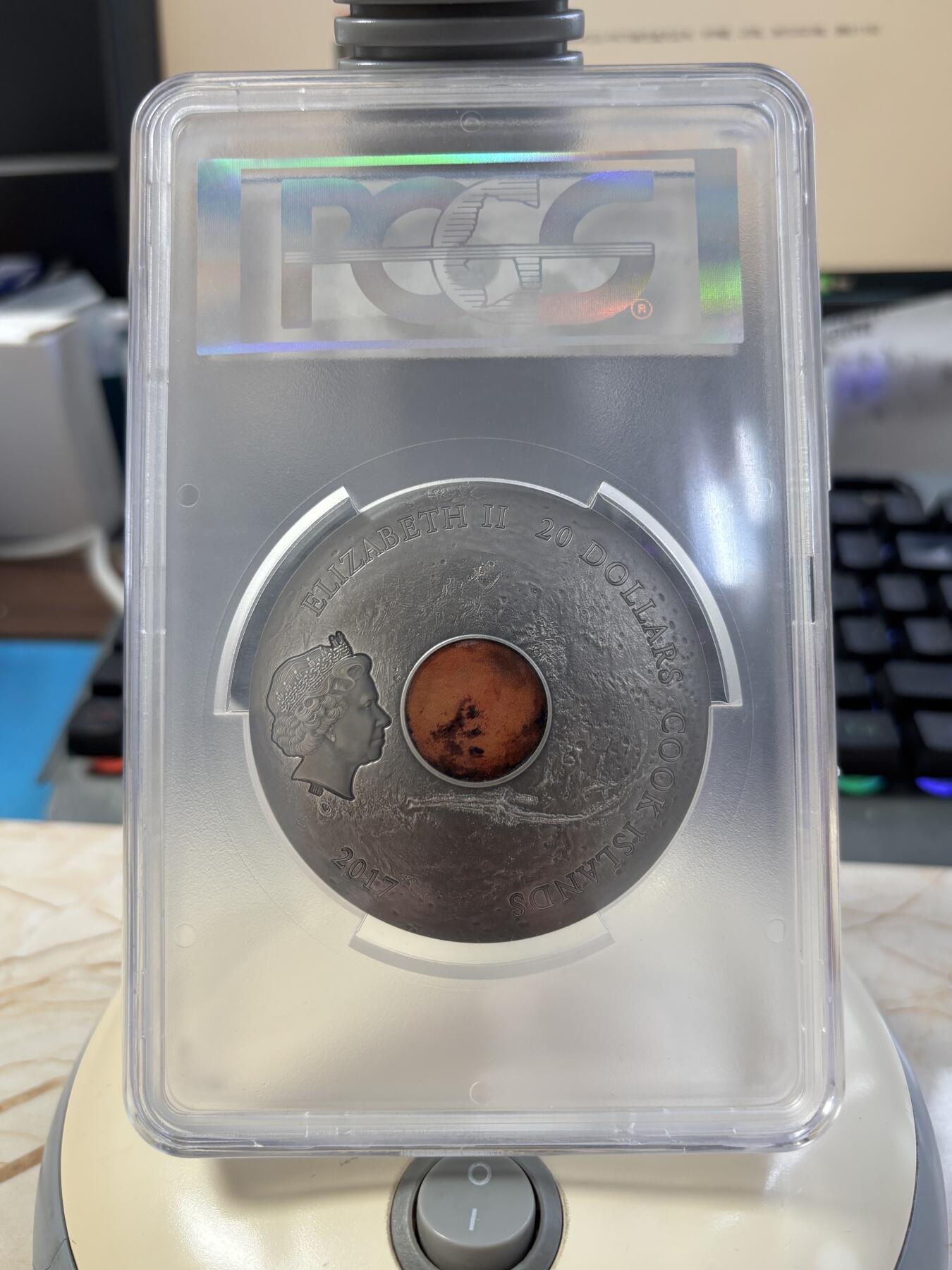 第183期拍卖 库克2017年镶嵌红色玻璃火星陨石3盎司纪念银币PCGS-MS70首无盒无证书，999银，发行333枚