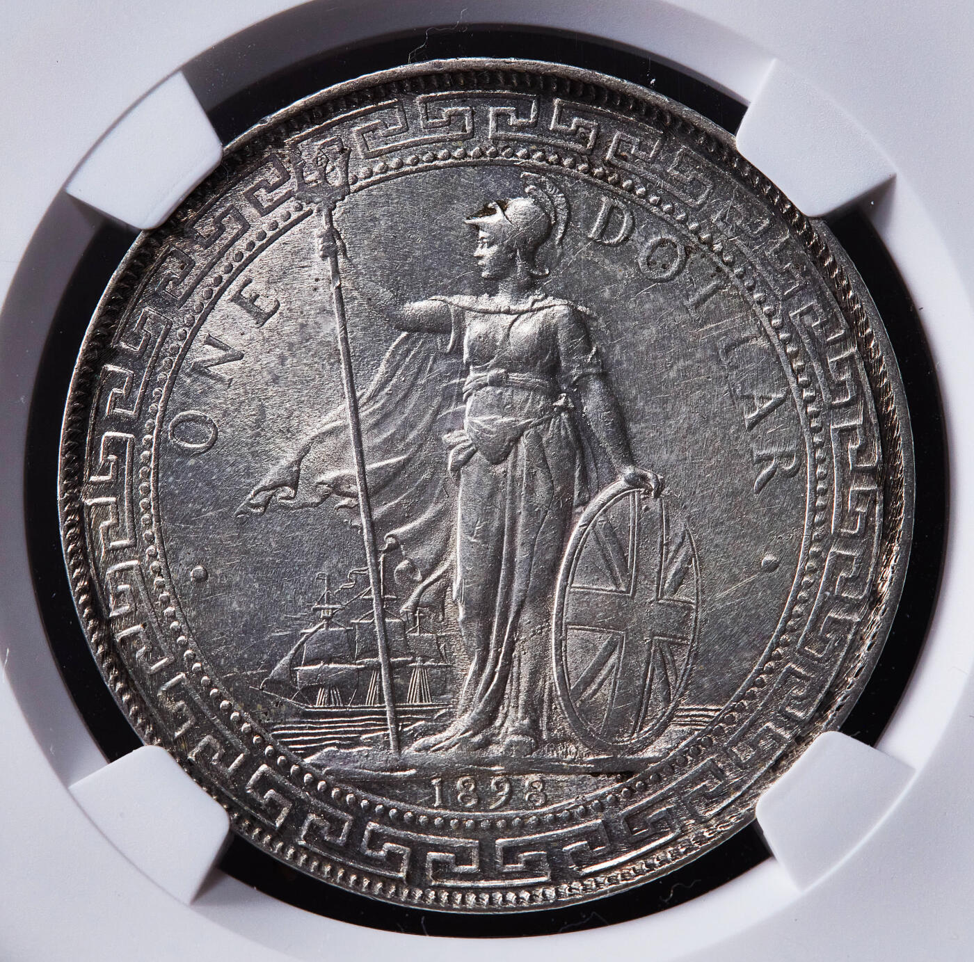 【俄甄集藏】2025年(045)12-03 星期三 晚 19:30 全场包邮 英国1898年维多利亚B版站洋1元贸易大银币，NGC AU58，黄油彩转光品相，疑似低评