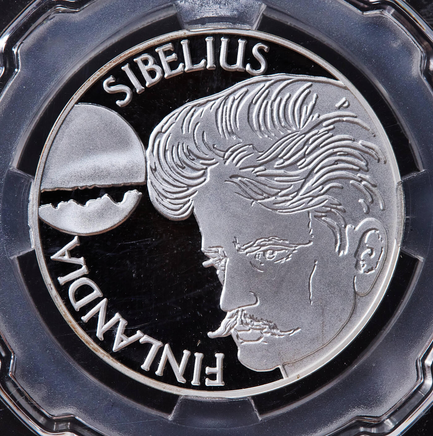 【俄甄集藏】2025年(045)12-03 星期三 晚 19:30 全场包邮 芬兰1999年纪念音乐家让·西贝柳斯100马克精制银币，信泰 PF70UC，重量：22克，含银量：92.5%，发行量：6000枚，稀少品种