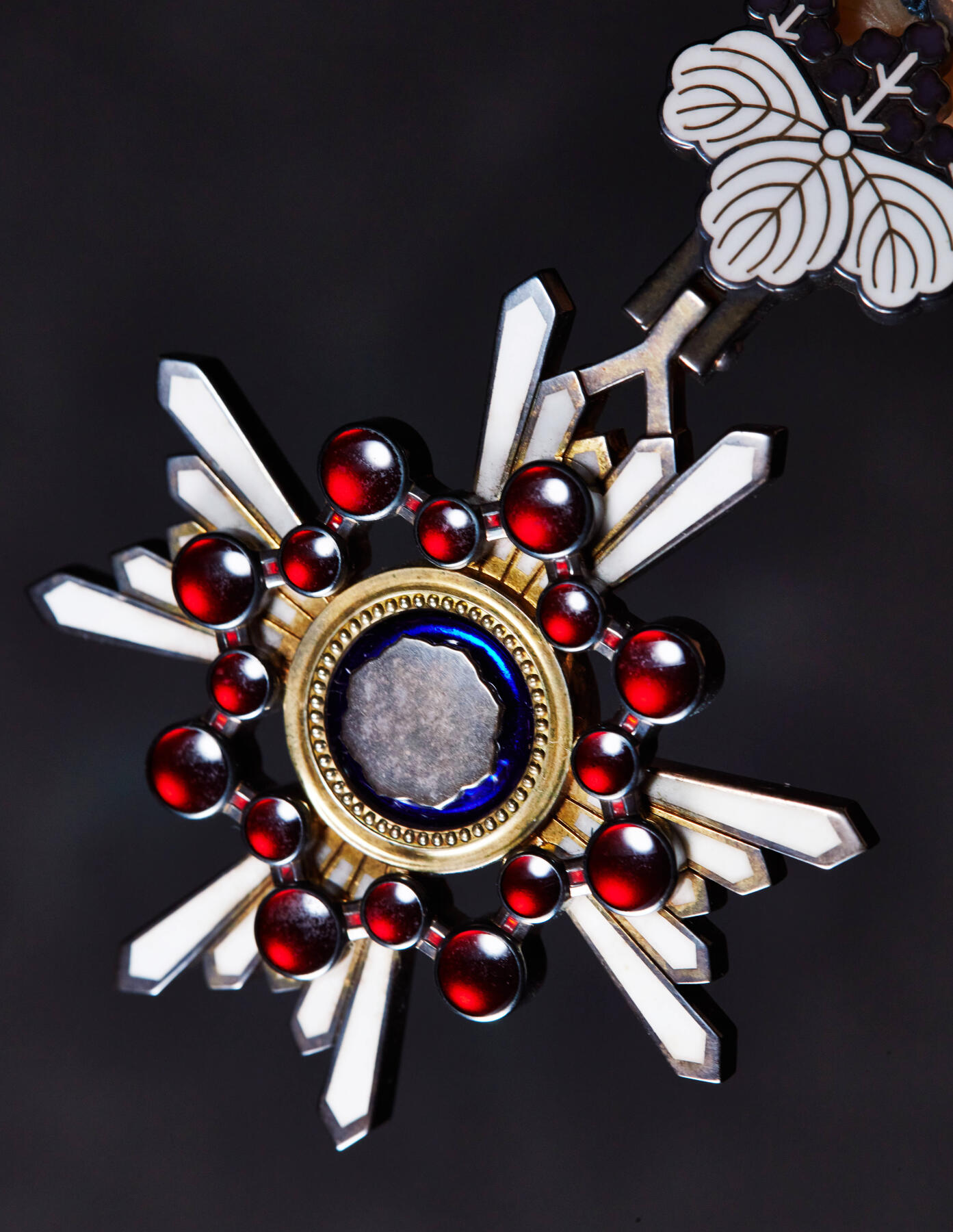 【俄甄集藏】2025年(045)12-03 星期三 晚 19:30 全场包邮 日本瑞宝双光勋章，999银质珐琅，原盒，保存完好