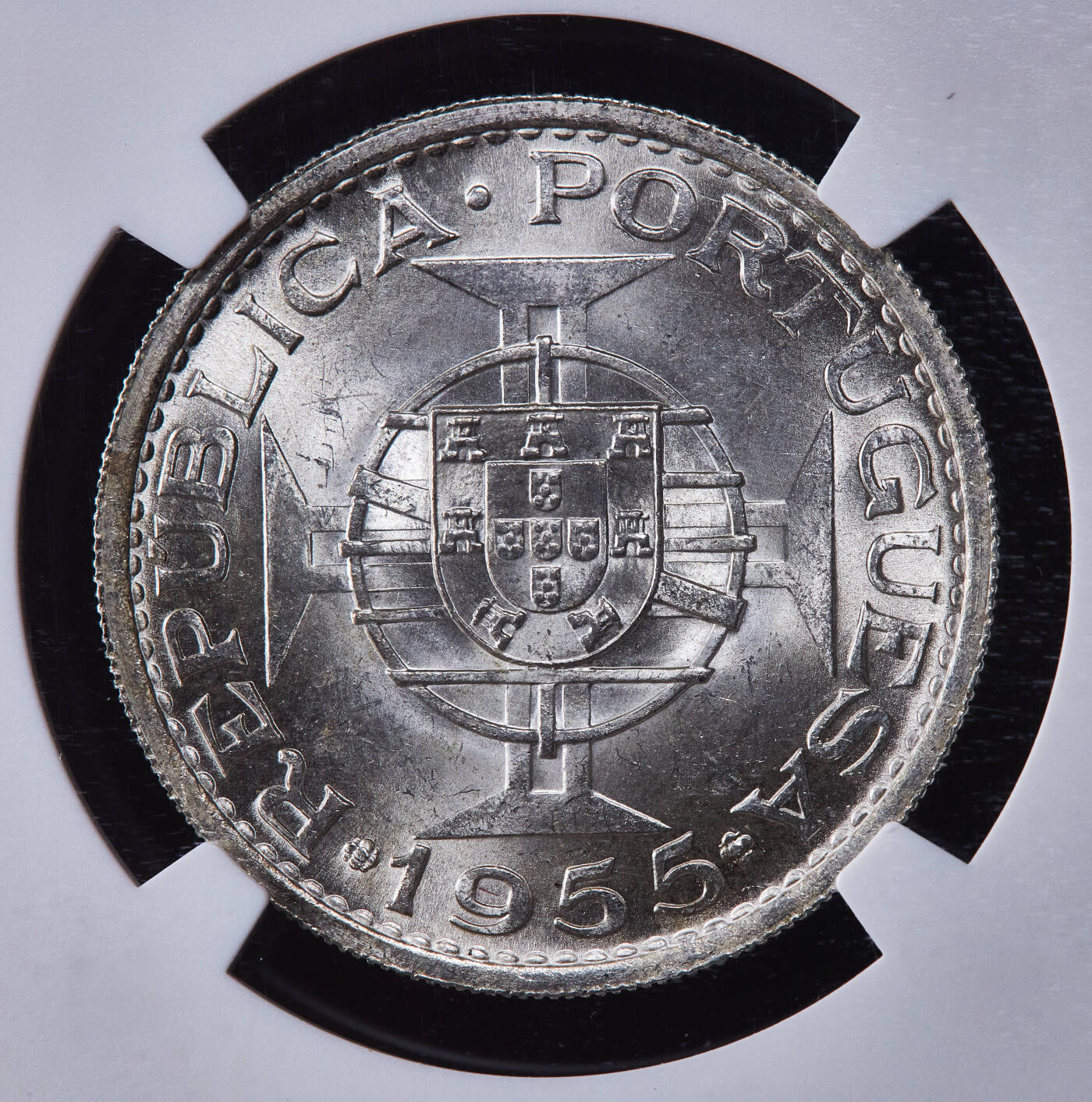 【俄甄集藏】2025年(045)12-03 星期三 晚 19:30 全场包邮 葡属安哥拉1955年20埃斯库多银币，NGC MS64，转光品相