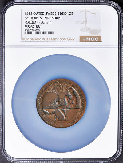 【俄甄集藏】2025年(045)12-03 星期三 晚 19:30 全场包邮 - 瑞典1922年全国手工业与工业协会成立80周年暨1922年隆德市工业展览会召开纪念大铜章，NGC MS62，巧克力包浆，背面为协会机构所在地林雪平地区建筑，直径：51mm，雕刻家斯文·库勒作品