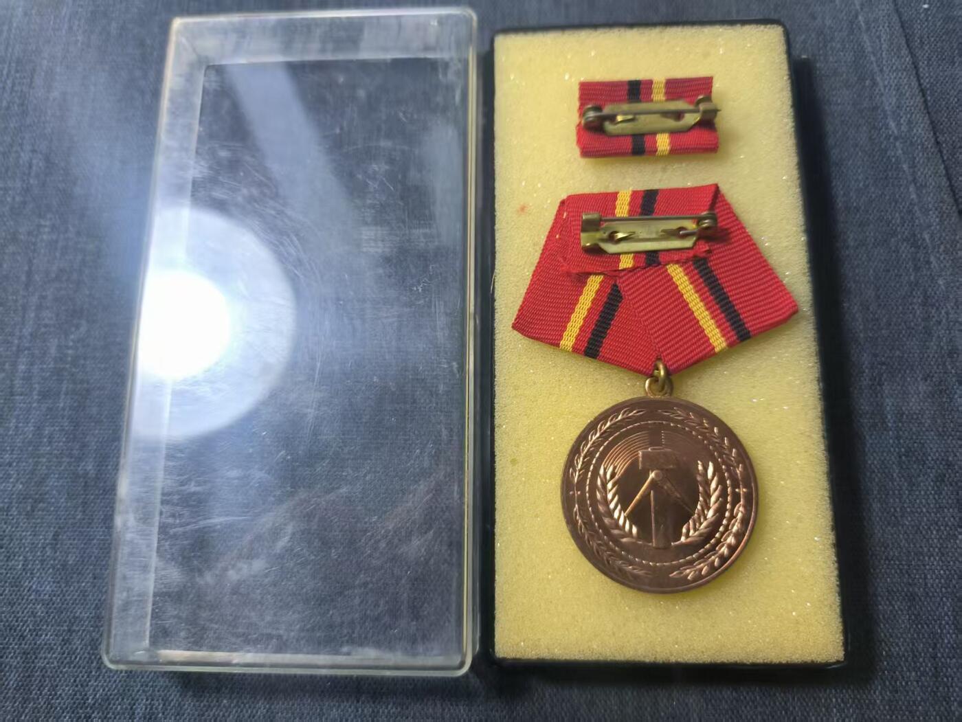 罗岚⭐新藏⭐特惠专拍第一场-分享拍场赚佣 民主德国工战队铜级功绩奖章带盒略 品极佳