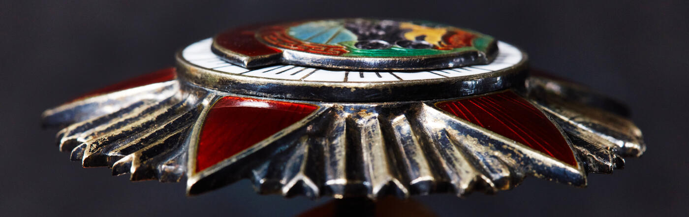 【俄甄集藏】2025年(045)12-03 星期三 晚 19:30 全场包邮 蒙古轮版战斗红旗勋章，银质珐琅镀金，珐琅完好，1344号，全品，直径：55mm