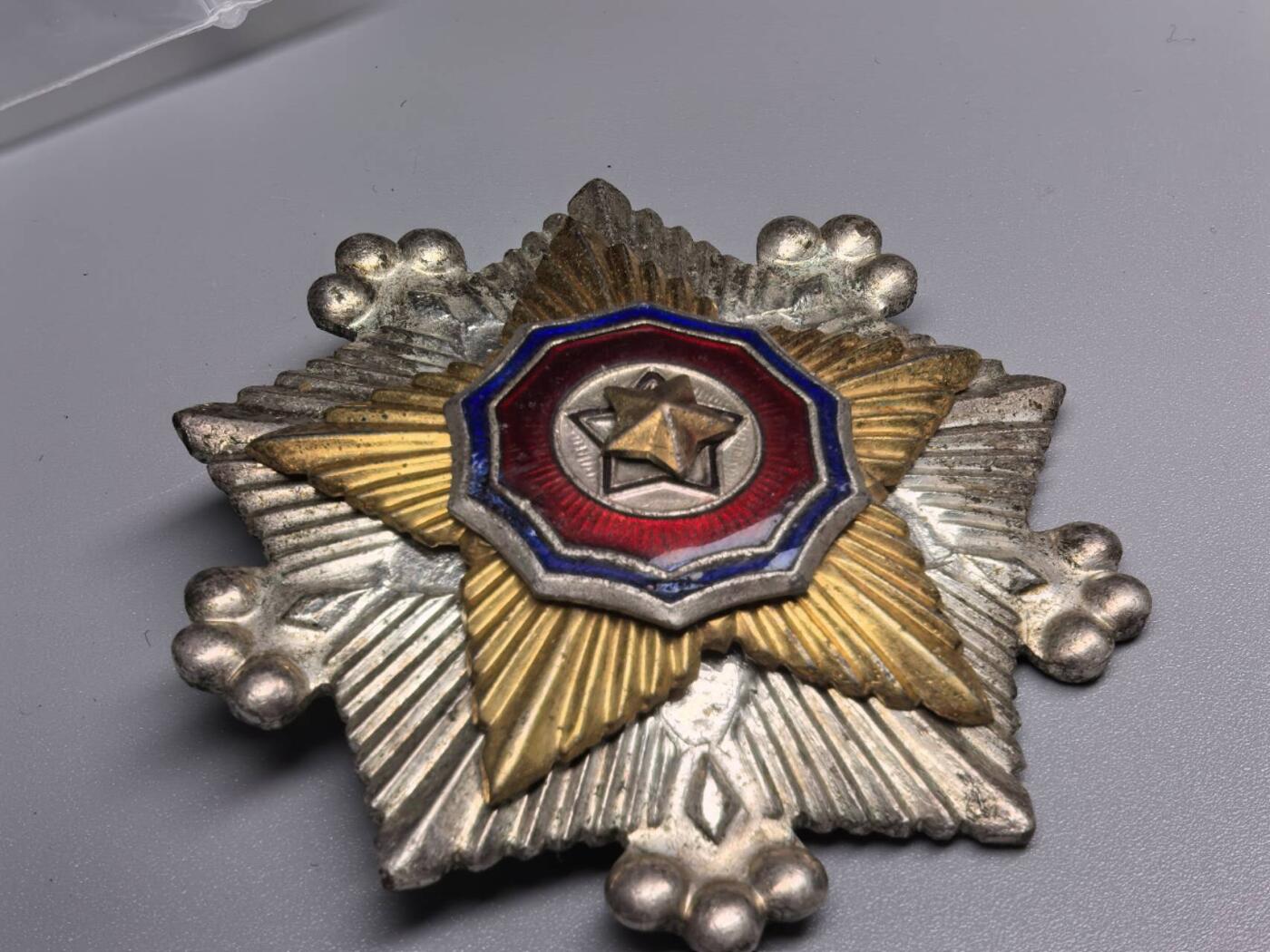 小驴勋章奖章收藏11月29日周六晚六点拍卖（珍爱和平，收藏战争，铭记历史，勿忘国耻，忠党爱国。有偿代拍，送拍规则在简介最后，参拍须阅读规则后再参拍，关系到运费包装发货时效真假辨别等关键信息，拍卖时不再发原图，看大图店主微信码在拍卖店铺介绍里）