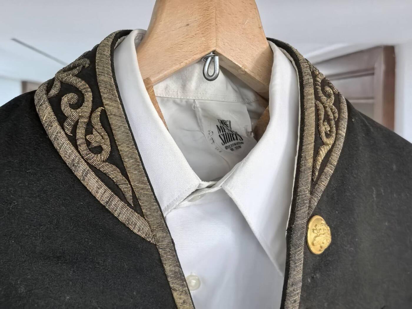 小驴勋章奖章收藏11月29日周六晚六点拍卖（珍爱和平，收藏战争，铭记历史，勿忘国耻，忠党爱国。有偿代拍，送拍规则在简介最后，参拍须阅读规则后再参拍，关系到运费包装发货时效真假辨别等关键信息，拍卖时不再发原图，看大图店主微信码在拍卖店铺介绍里） 日本文官燕尾服礼服带白衬衣，羊毛金属刺绣，大小未测量，运输途中刺绣部分有概率会脱落，介意勿拍