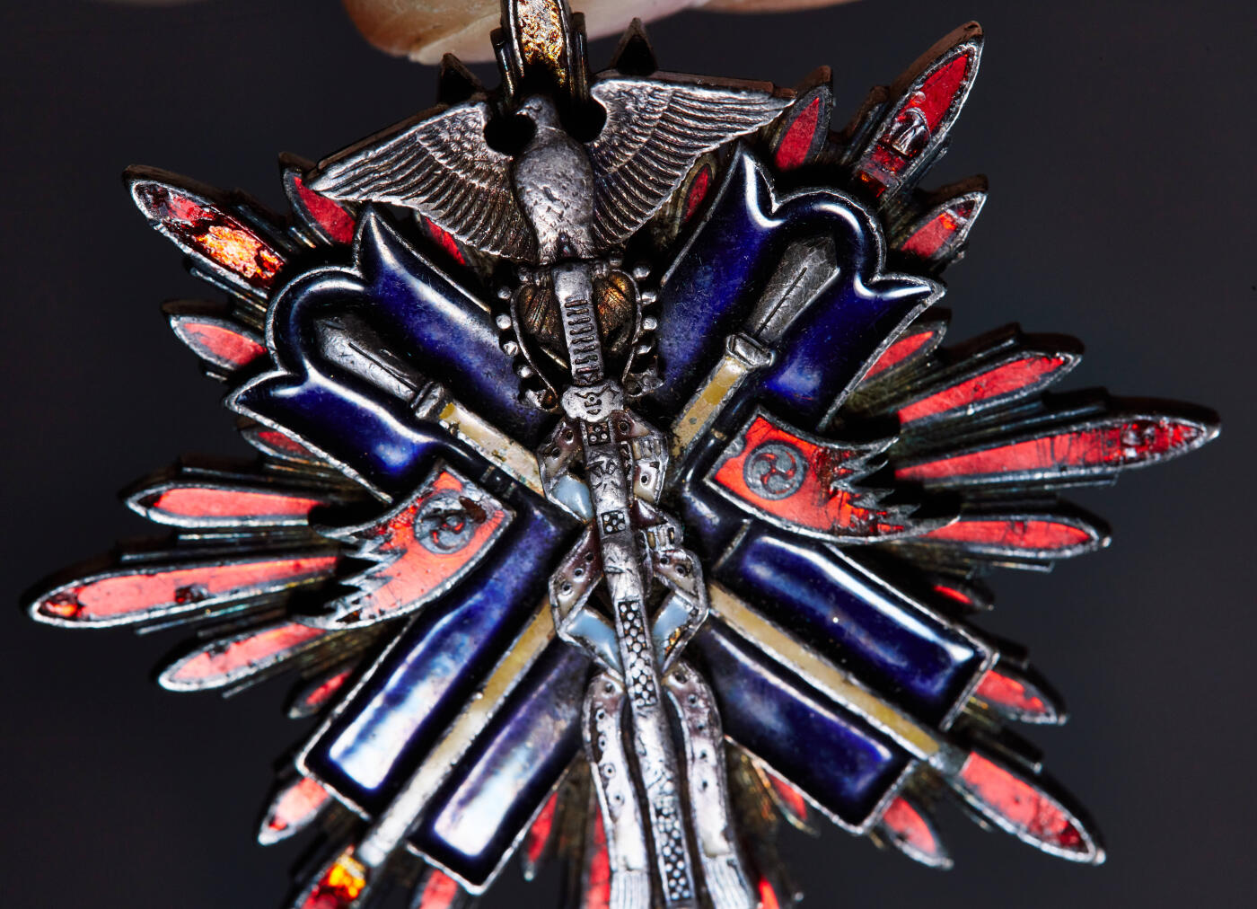 【俄甄集藏】2025年(045)12-03 星期三 晚 19:30 全场包邮 日本战时期功五级金鵄勋章，银质珐琅，原绒布盒，珐琅有磕碰