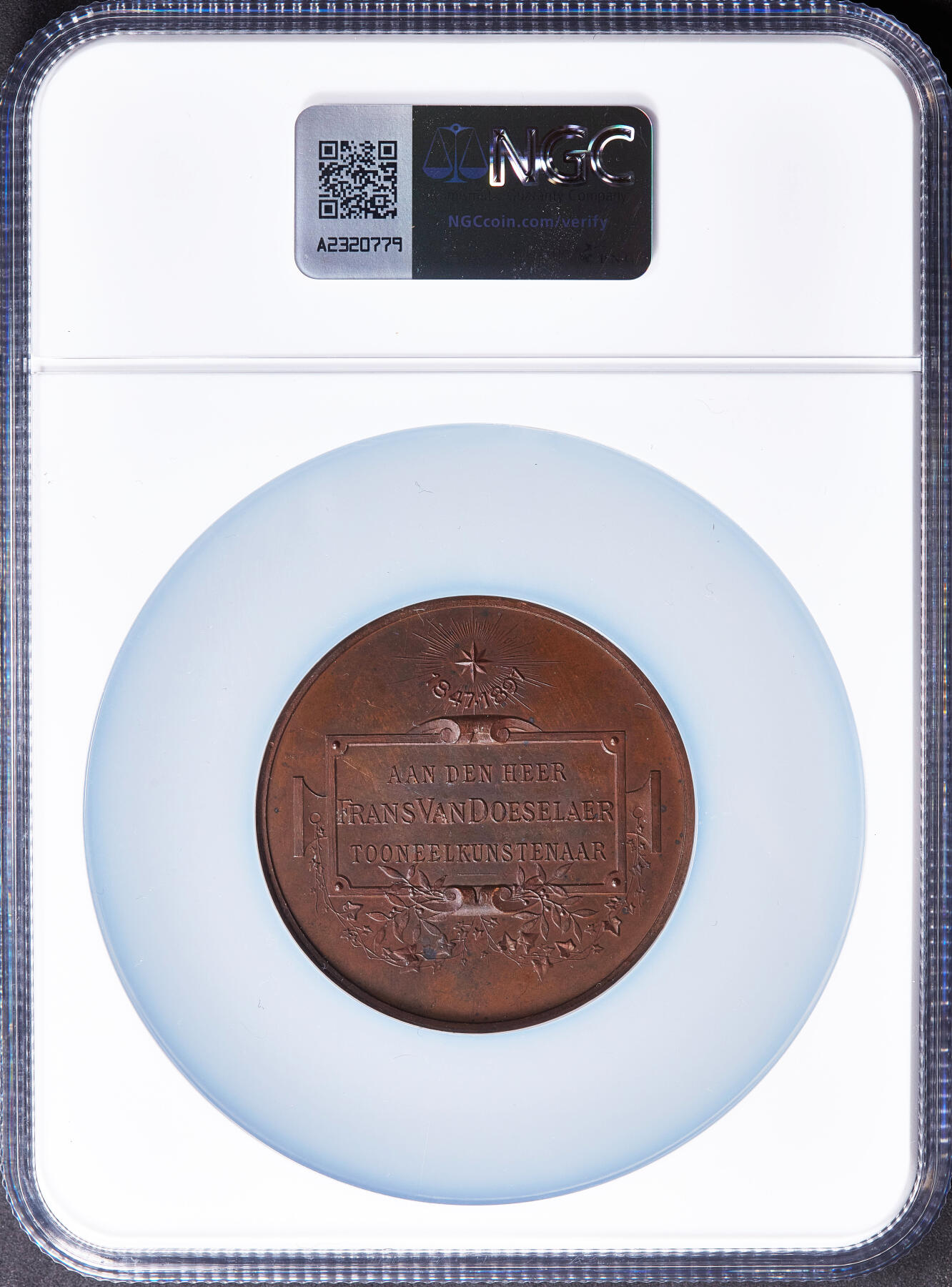 【俄甄集藏】2025年(045)12-03 星期三 晚 19:30 全场包邮 比利时1897年纪念安特卫普建城500周年大铜章，NGC MS62，红铜原包浆，高浮雕，章牌颁发给为城市建设领域做出贡献的人和机构，该枚授予戏剧艺术家弗朗斯·范·多塞拉尔，雕刻家朱尔斯·贝特斯作品，直径：56mm