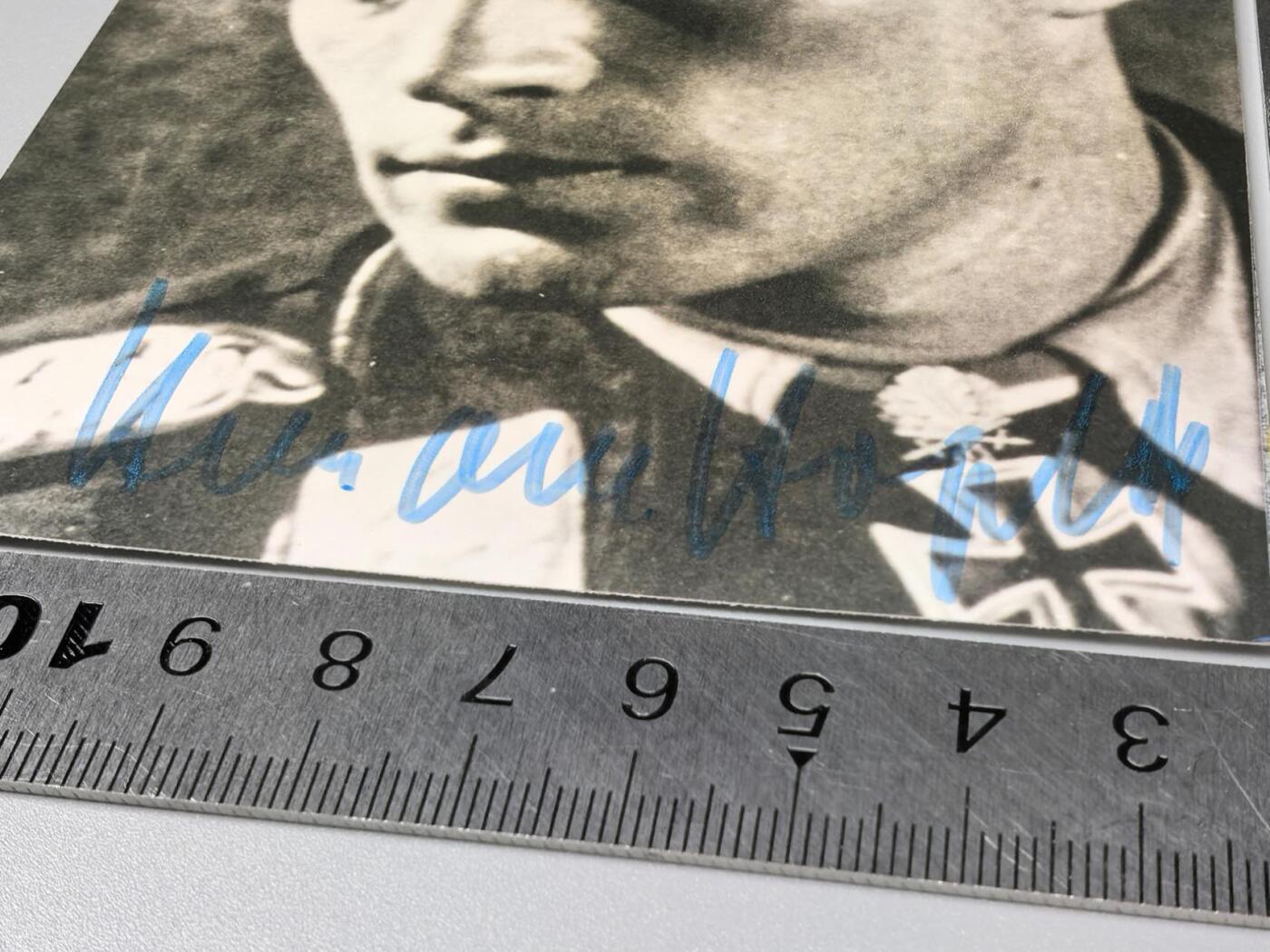 小驴勋章奖章收藏11月29日周六晚六点拍卖（珍爱和平，收藏战争，铭记历史，勿忘国耻，忠党爱国。有偿代拍，送拍规则在简介最后，参拍须阅读规则后再参拍，关系到运费包装发货时效真假辨别等关键信息，拍卖时不再发原图，看大图店主微信码在拍卖店铺介绍里） 双剑橡叶饰骑士铁十字勋章获得者，德国空军轰炸机王牌赫尔曼·霍格巴克战后签名照