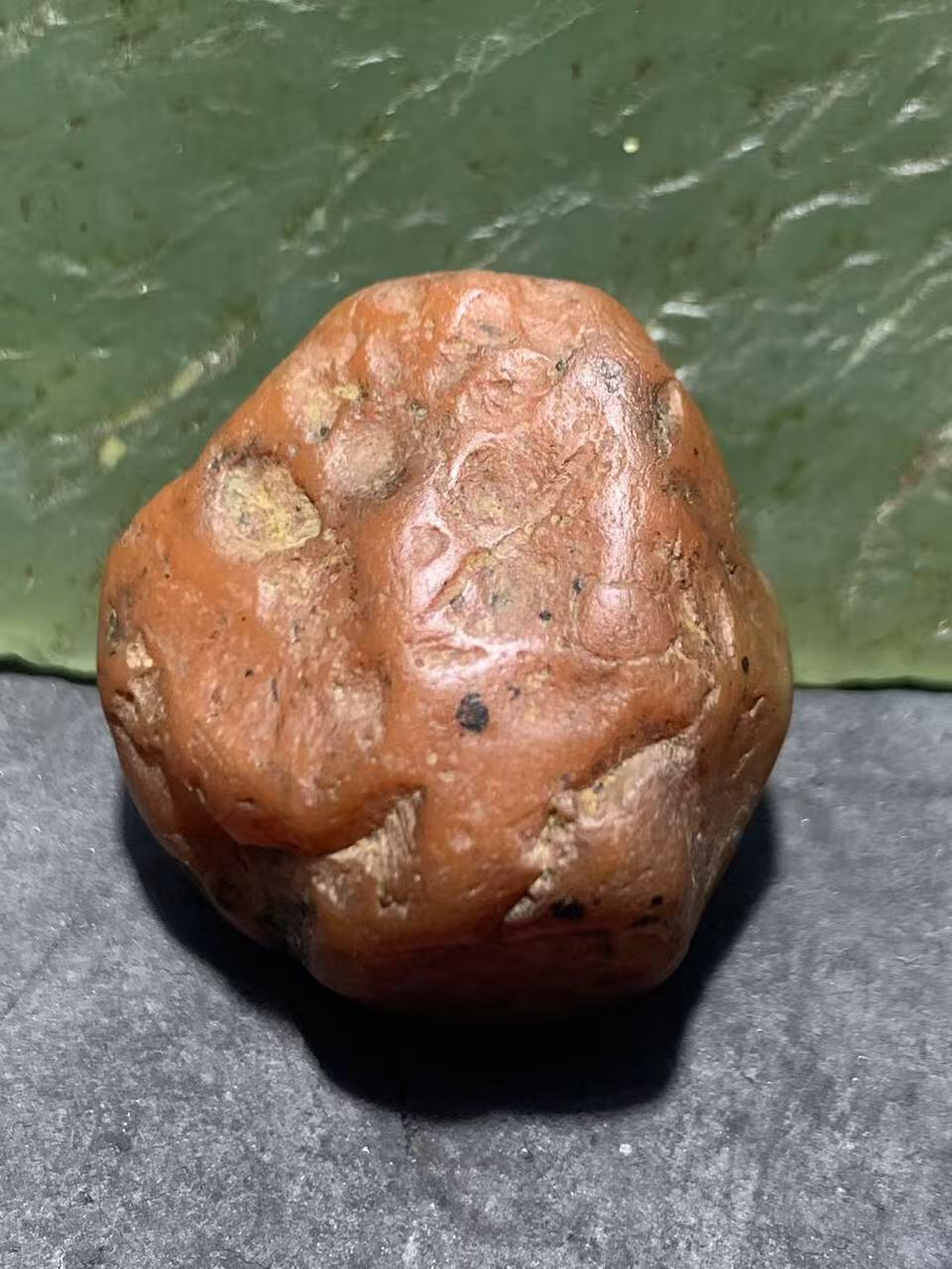 精美红白原皮南红玛瑙原石一颗，