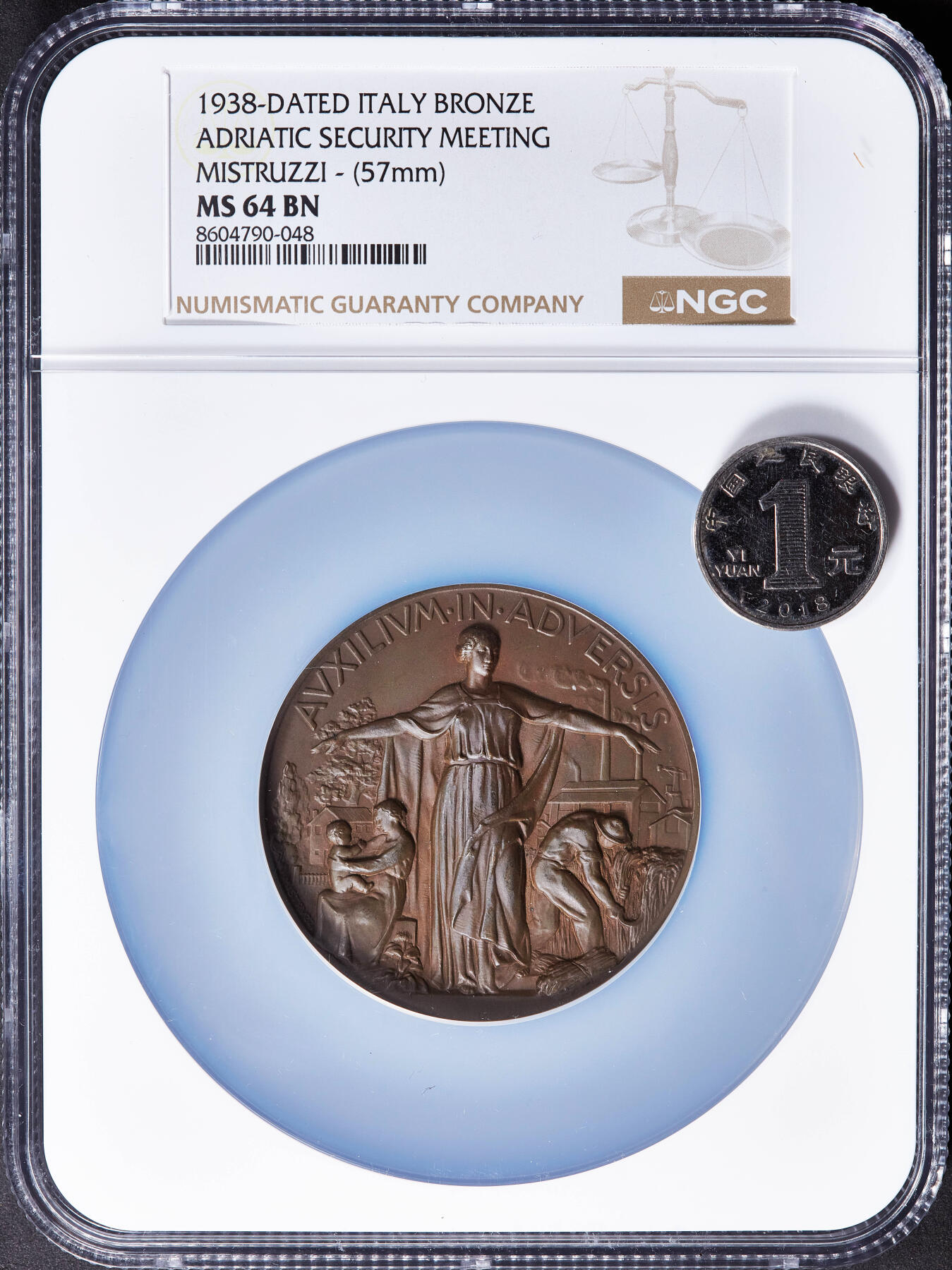 【俄甄集藏】2025年(045)12-03 星期三 晚 19:30 全场包邮 意大利1938年纪念亚德里亚安全议会在里雅斯特召开大铜章，NGC MS64，设计华丽，巧克力包浆，正面为庇护女神站像，著名币章设计师米斯特鲁兹与雕塑家A·保利共同设计制作，直径：57mm，经典品种