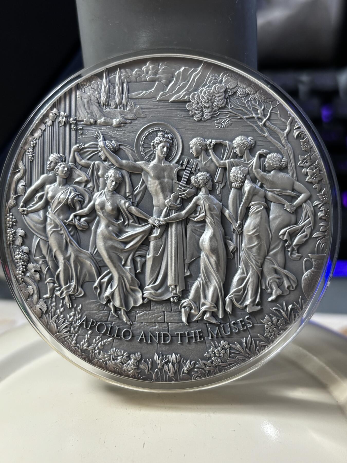 第183期拍卖 喀麦隆2022年国色天姿阿波罗和缪斯女神5盎司银币，999银，发行500枚，边缘有氧化