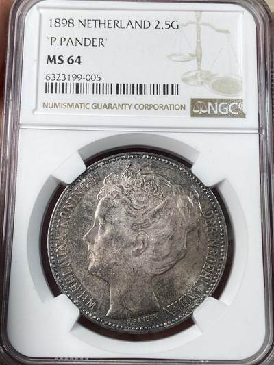 万国钱币拍卖第056期 - NGC MS64 1898荷兰威尔明娜女王2.5盾银币 仅单年发行十万枚的女王少女头像克朗型主币 无论何时都是非常受追捧的存在 64级别更是难得一见 两面阴阳调和包浆 正面欧陆五彩 背面银霜转光 错过难再有的典藏级入库品质 NGC冠军分