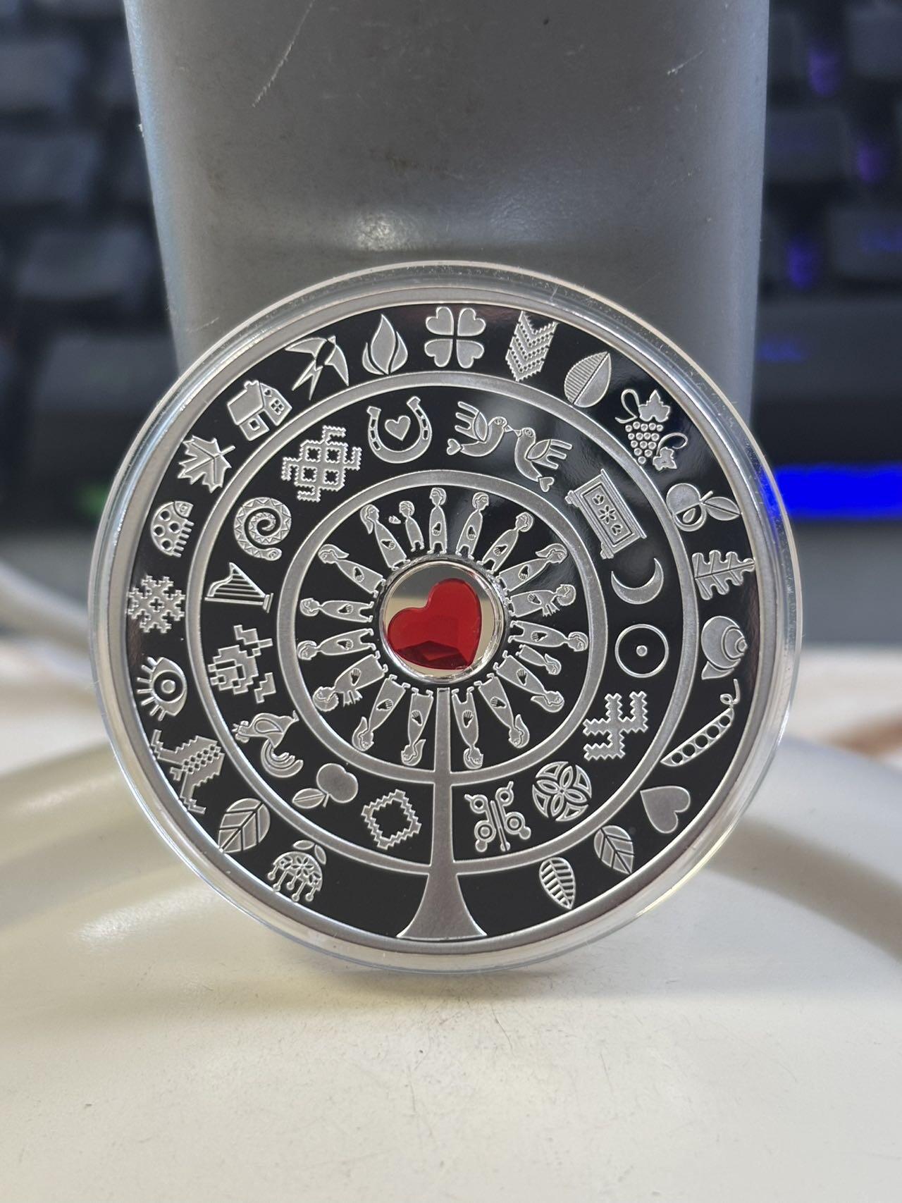 第183期拍卖 纽埃2021年世界民俗系列1爱镶嵌水晶精制银币，29.8克，银999，中间的心形可以拿出