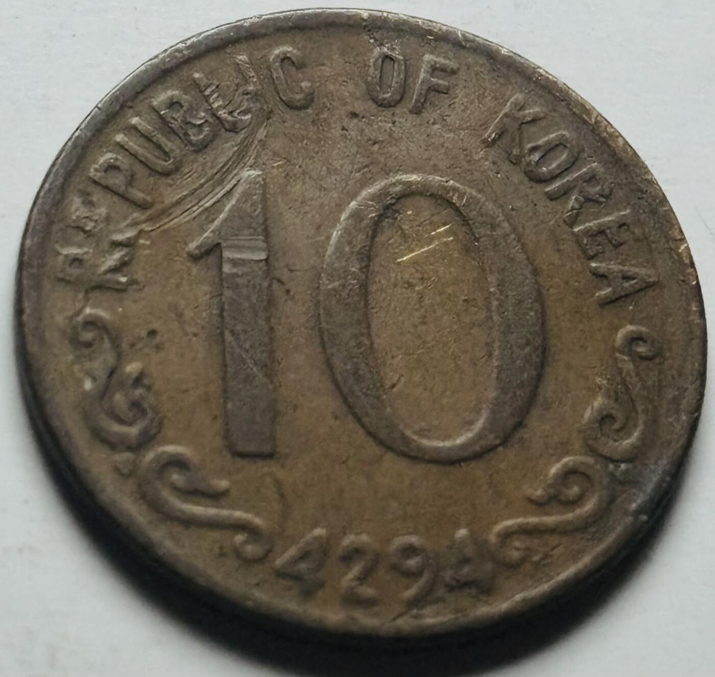 文馨钱币收藏第 284 场，【 长期接收代拍品】老藏家拍品南朝鲜李承晚时期货币，泰国大型纪念币，土耳其各时期及各国套币场 稀少南朝鲜李承晚时期 1961 年 4294 木槿花 10 元铜币关门年