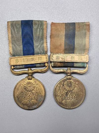 小驴勋章奖章收藏11月29日周六晚六点拍卖（珍爱和平，收藏战争，铭记历史，勿忘国耻，忠党爱国。有偿代拍，送拍规则在简介最后，参拍须阅读规则后再参拍，关系到运费包装发货时效真假辨别等关键信息，拍卖时不再发原图，看大图店主微信码在拍卖店铺介绍里） - 明治三十七八年从军记章一对（日俄战争）