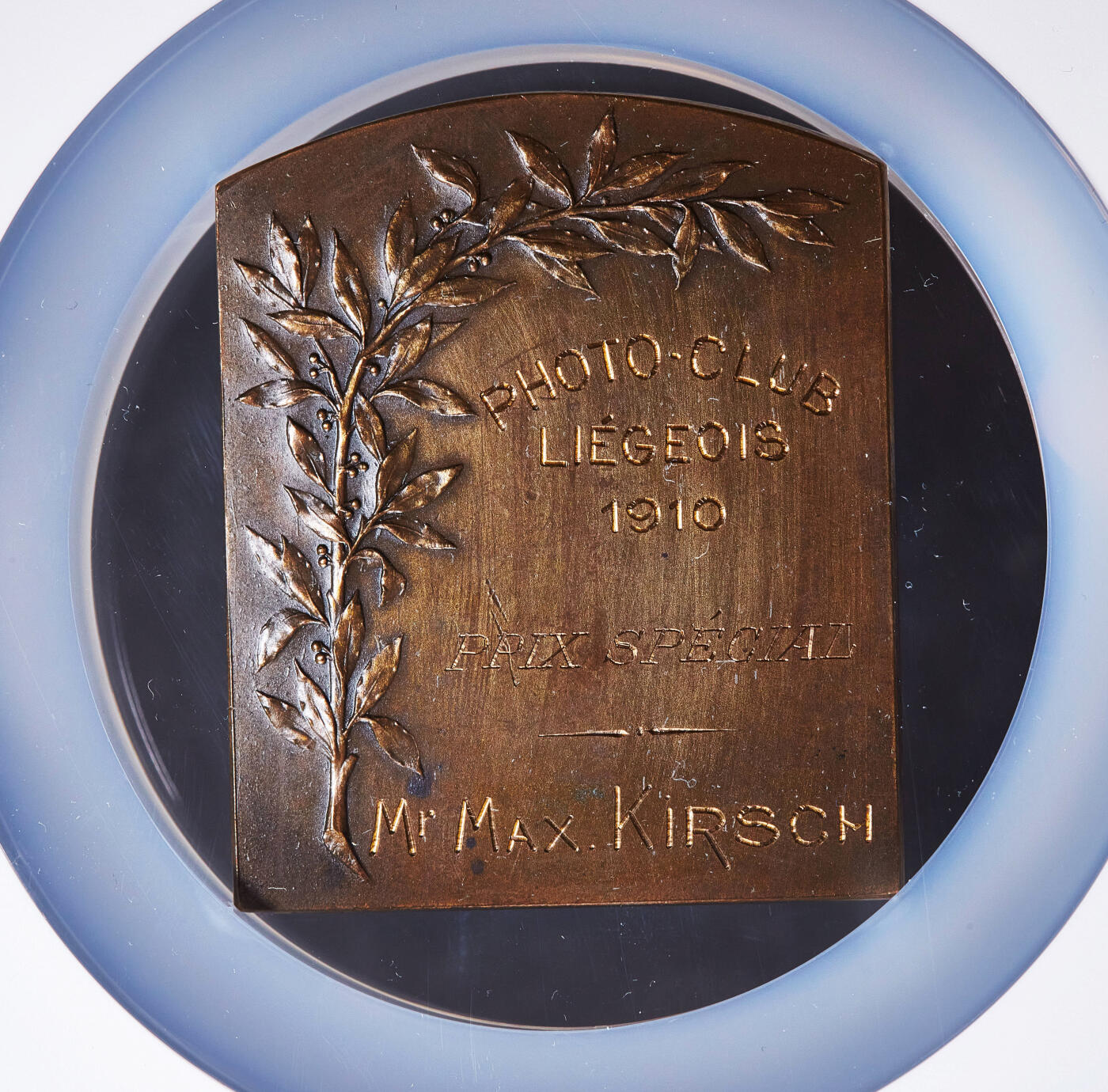 【俄甄集藏】2025年(045)12-03 星期三 晚 19:30 全场包邮 法国1910年纪念比利时列日摄影俱乐部方形铜质奖章，NGC MS61，授予法国里昂赞助商卢米埃父子摄影感光板与纸制品有限公司，稀有品种，尺寸：65mm×53mm