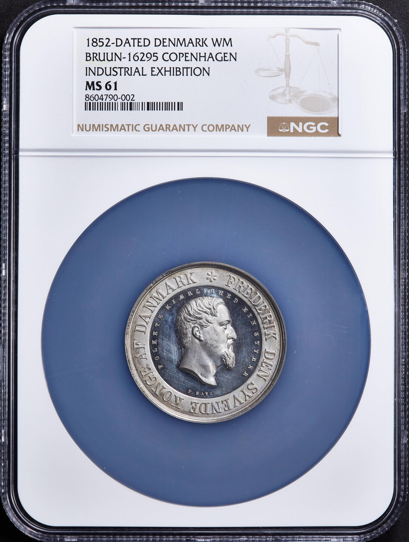 【俄甄集藏】2025年(045)12-03 星期三 晚 19:30 全场包邮 丹麦1852年弗雷德里克七世头像哥本哈根国际工业博览会白色金属纪念章，NGC MS61，高浮雕，底板凝霜，雕刻家P·贝特作品，背面为博览会召开场馆，直径：48mm，少见品种
