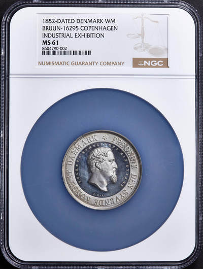 【俄甄集藏】2025年(045)12-03 星期三 晚 19:30 全场包邮 - 丹麦1852年弗雷德里克七世头像哥本哈根国际工业博览会白色金属纪念章，NGC MS61，高浮雕，底板凝霜，雕刻家P·贝特作品，背面为博览会召开场馆，直径：48mm，少见品种