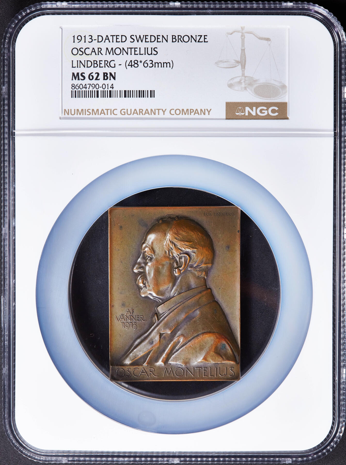 【俄甄集藏】2025年(045)12-03 星期三 晚 19:30 全场包邮 瑞典1913年纪念考古学家、国家博物馆馆长奥斯卡·蒙特柳斯退休卸任方形大铜章，NGC MS62，巧克力包浆，尺寸：63mm×48mm，名家林德伯格作品