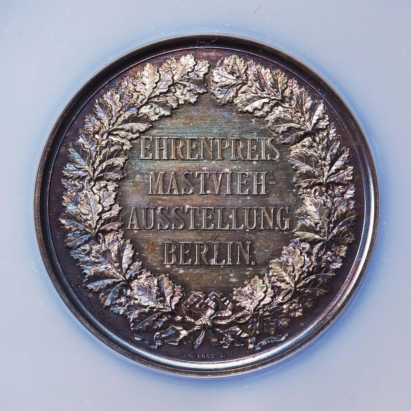 【俄甄集藏】2025年(045)12-03 星期三 晚 19:30 全场包邮 德国19世纪纪念柏林畜牧业博览会大银章，NGC MS63，名家Loos作品，紫罗兰五彩老包浆，高浮雕，底板凝霜，正面为手持花环的天使造像，直径：51mm，状态极佳