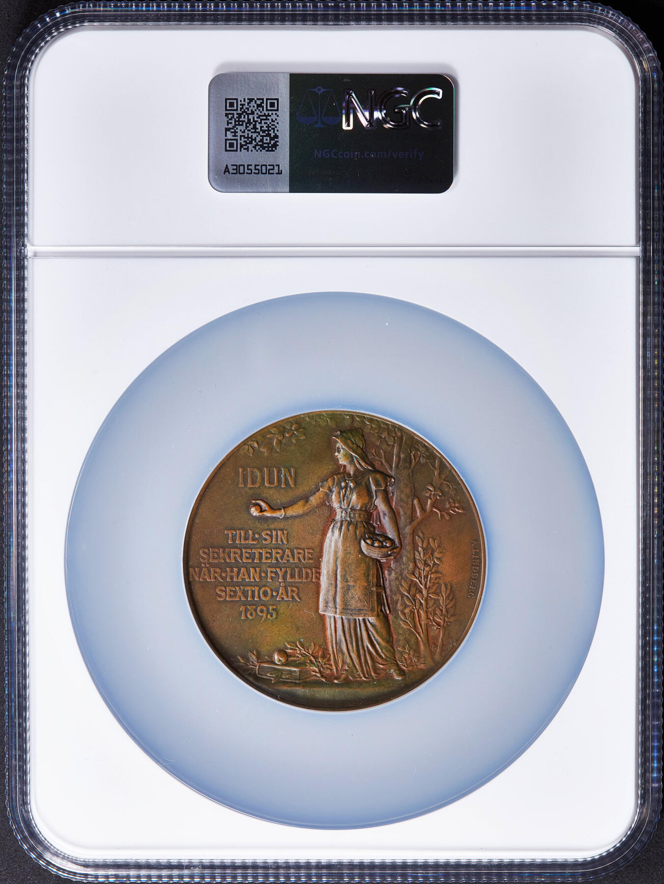 【俄甄集藏】2025年(045)12-03 星期三 晚 19:30 全场包邮 瑞典1895年纪念作家哈拉尔德·维塞尔格伦诞辰60周年大铜章，NGC MS62，巧克力包浆，高浮雕，名家林德伯格作品，背面为北欧神话青春女神伊敦站像，直径56mm