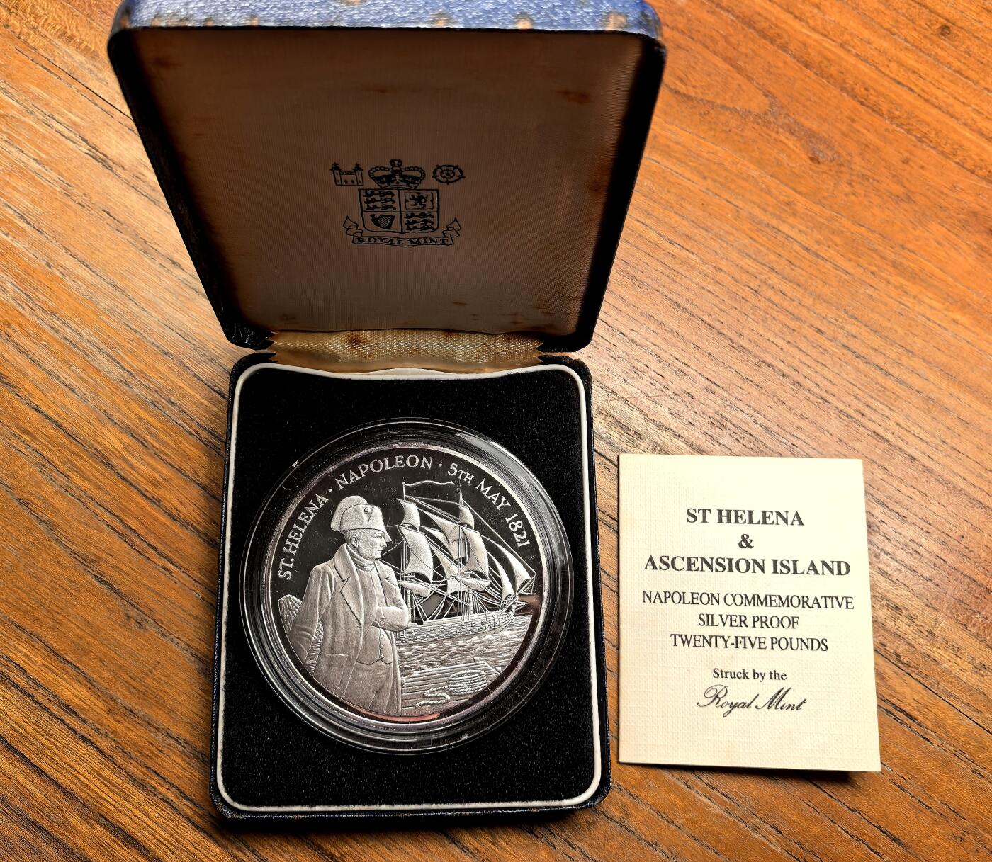 纫秋兰以为佩·凡希社微拍感恩专场 1986圣赫勒拿拿破仑流放纪念25镑5盎司大银，附原盒证书，边缘有自然氧化形成的紫金彩，全品。
