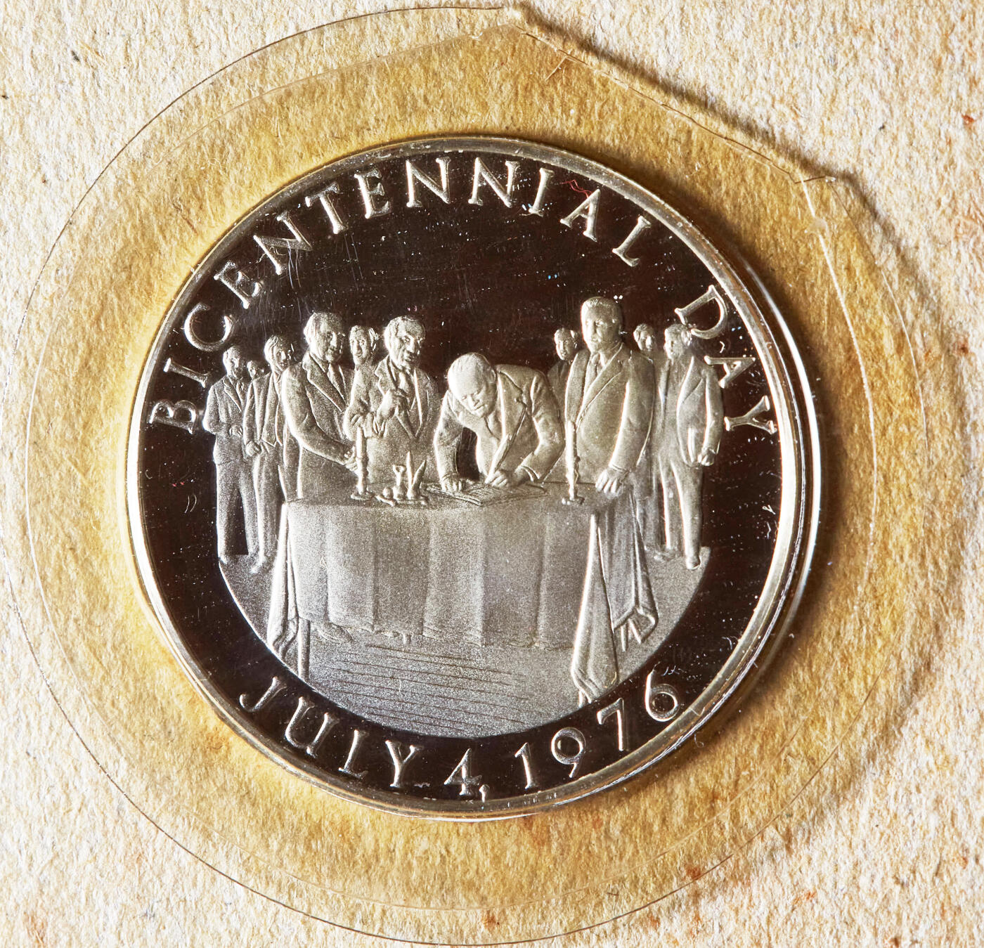 【俄甄集藏】2025年(045)12-03 星期三 晚 19:30 全场包邮 美国1976年纪念建国200周年精制银章邮币封，富兰克林造币厂制造，银章重14.1748克，含银量：92.5银，外皮有老化开裂