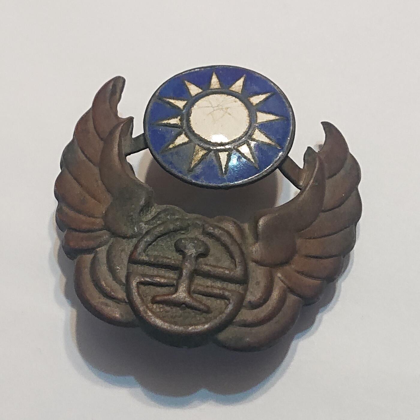 【第貳場】近代勋奖章徽章服饰杂项专场 抗战胜利 第一版铁路局珐琅彩帽徽