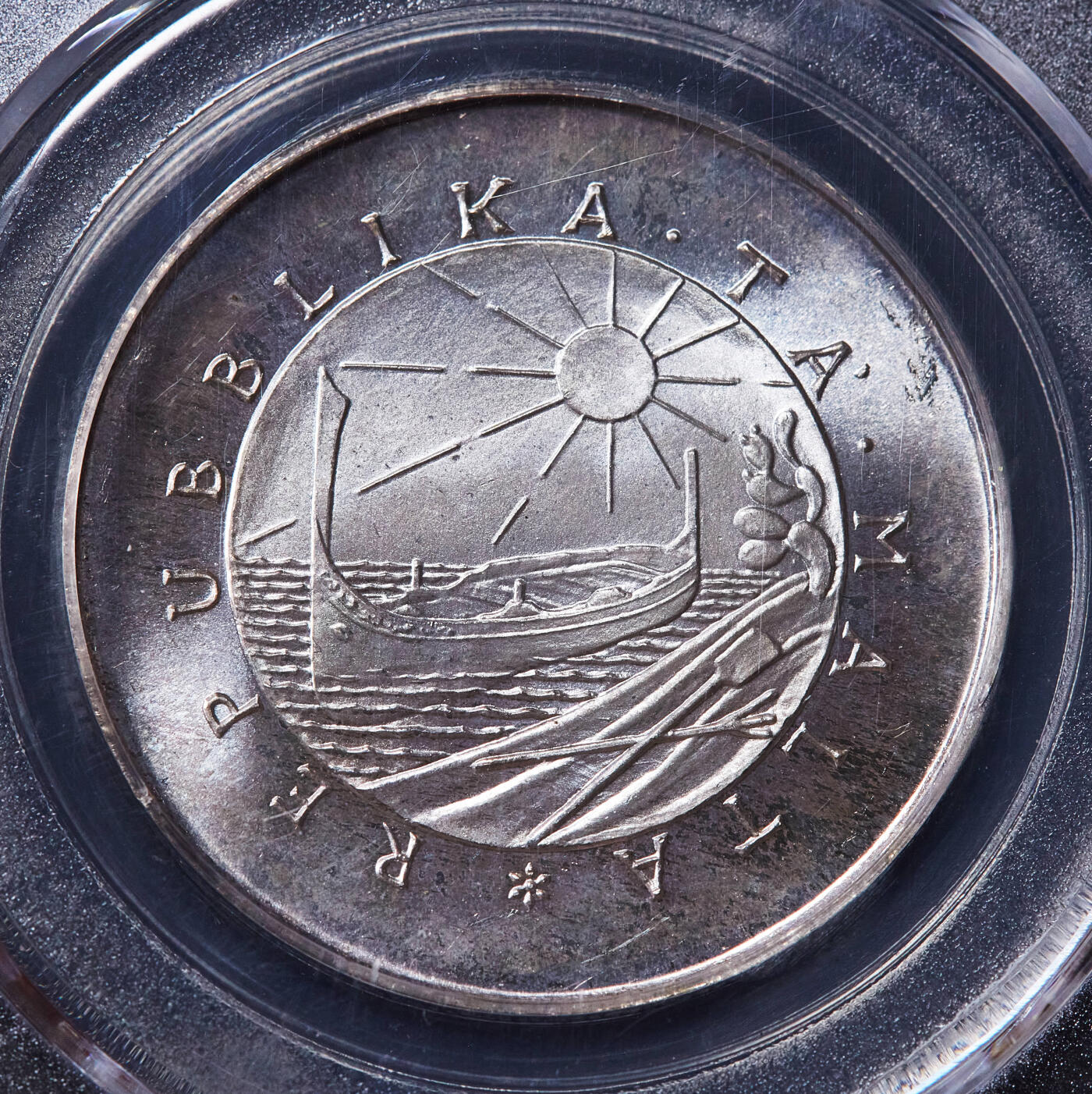 【俄甄集藏】2025年(045)12-03 星期三 晚 19:30 全场包邮 马耳他1975年历史人物系列-参议员、作家、慈善家阿尔方斯·玛丽亚·加莱亚2镑纪念银币，公博 MS65，类精制底板，重：10克，含银量：98.7%，发行量：18000枚，经典品种