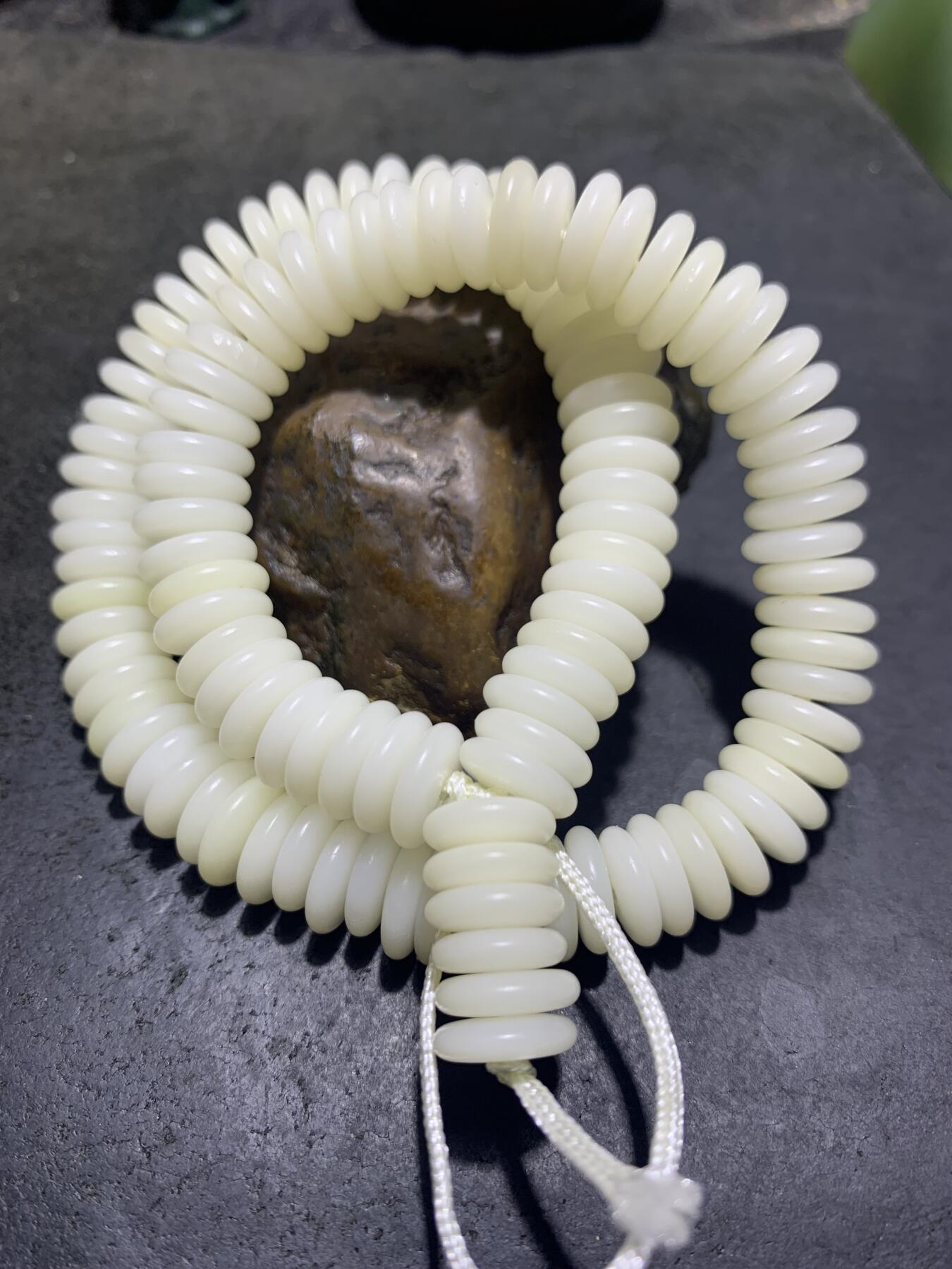 精美菩提根110+6隔片手串一条，