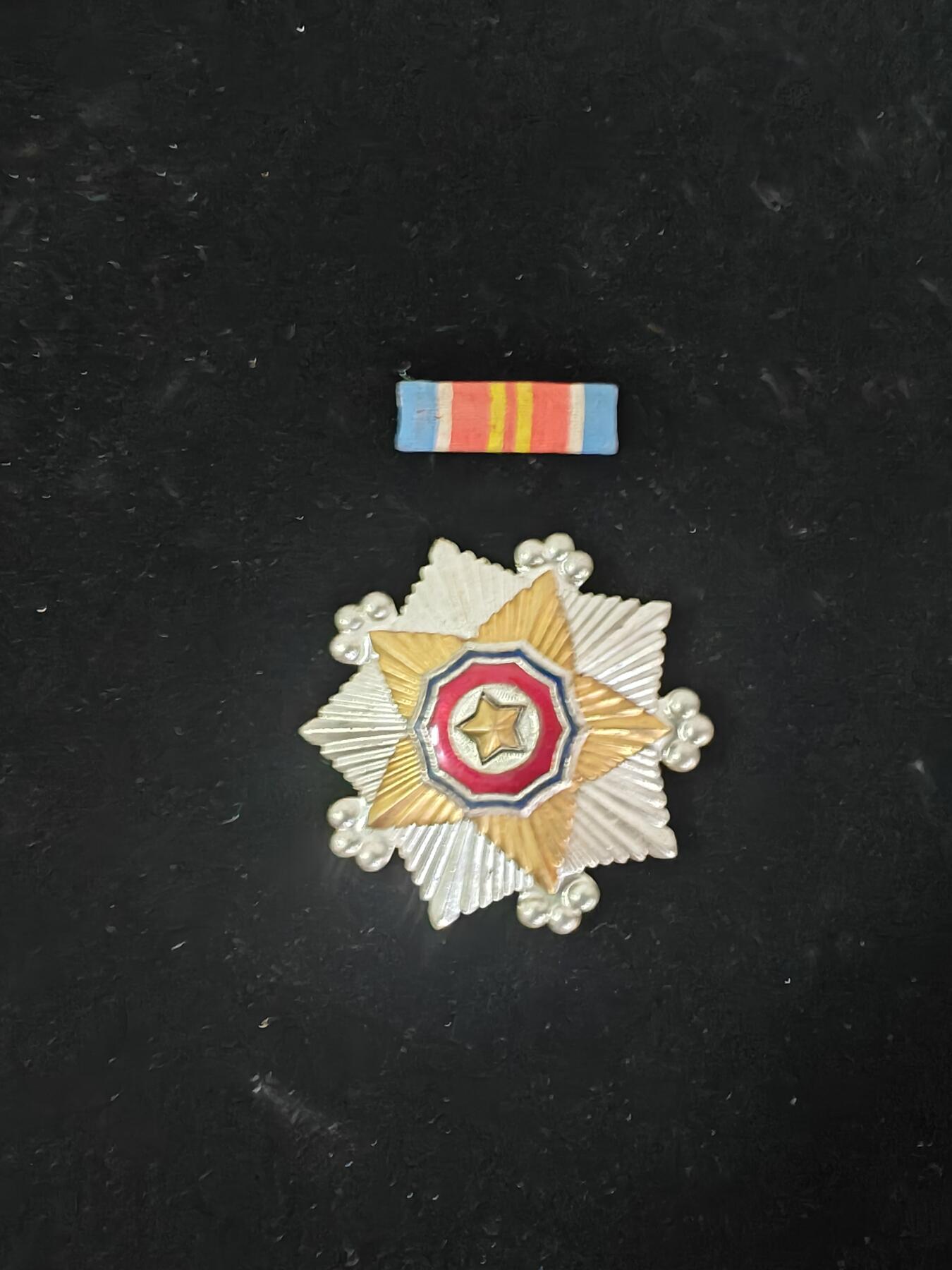 朝鲜二级国旗加略章