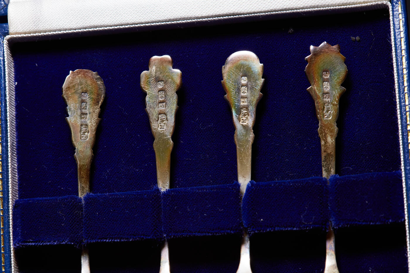 【俄甄集藏】2025年(045)12-03 星期三 晚 19:30 全场包邮 英国伯明翰1985年著名珠宝品牌马宾与韦伯出品英伦三岛四地国花样式（英格兰玫瑰/苏格兰蓟/威尔士水仙花/北爱尔兰三叶草），珐琅彩纪念银勺，原盒，勺单体长：100mm，宽：20mm，总重量：28.53克，保存完好