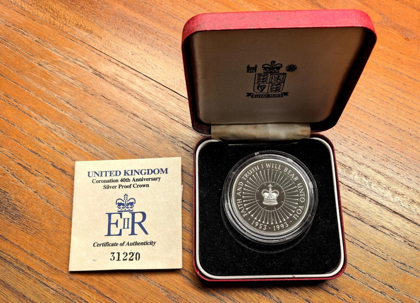 纫秋兰以为佩·凡希社微拍感恩专场 1993英国女王加冕40周年纪念加厚克朗大银，原厂盒证全品。