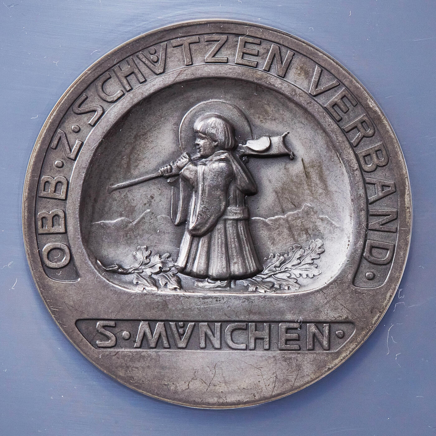 【俄甄集藏】2025年(045)12-03 星期三 晚 19:30 全场包邮 德国巴伐利亚1915年阿尔方斯亲王头像巴伐利亚射击协会纪念大银章，NGC MS64，高浮雕，设计精美，原味包浆，稀少品种，直径：50mm，章是银的，不是镀银，标签错误