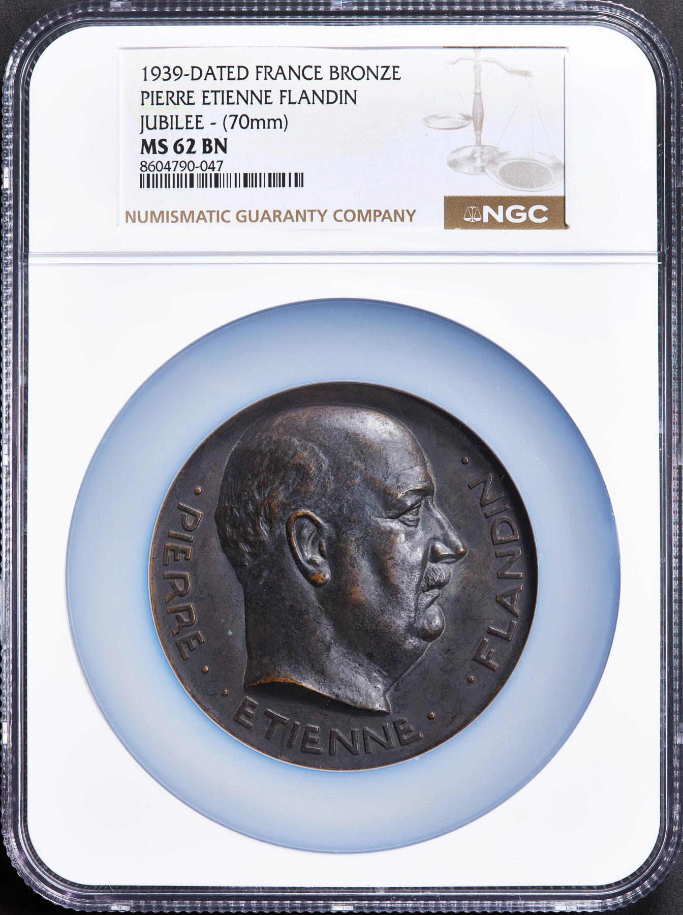【俄甄集藏】2025年(045)12-03 星期三 晚 19:30 全场包邮 法国1939年纪念总理皮埃尔·艾蒂安·弗朗丹议会生涯25周年大铜章，NGC MS62，黑巧克力包浆，高浮雕，直径：70mm，少见品种