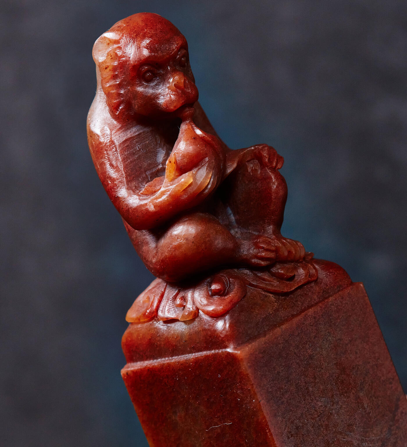 【俄甄集藏】2025年(045)12-03 星期三 晚 19:30 全场包邮 精美寿山高山石灵猴献寿印章，产地中国福建，手雕高山朱砂红料，高：127mm，底座：30 x 30mm，重量：245克，雕工精细，颜色沁人心脾