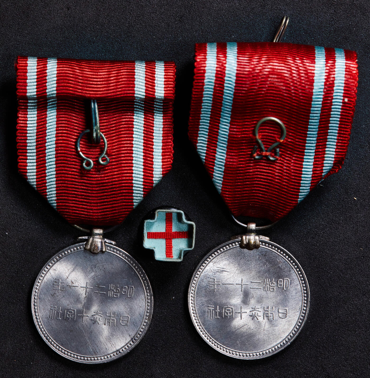 【俄甄集藏】2025年(045)12-03 星期三 晚 19:30 全场包邮 日本战时赤十字社纪念章2枚一组，材质为铝，直径：28mm，带原盒