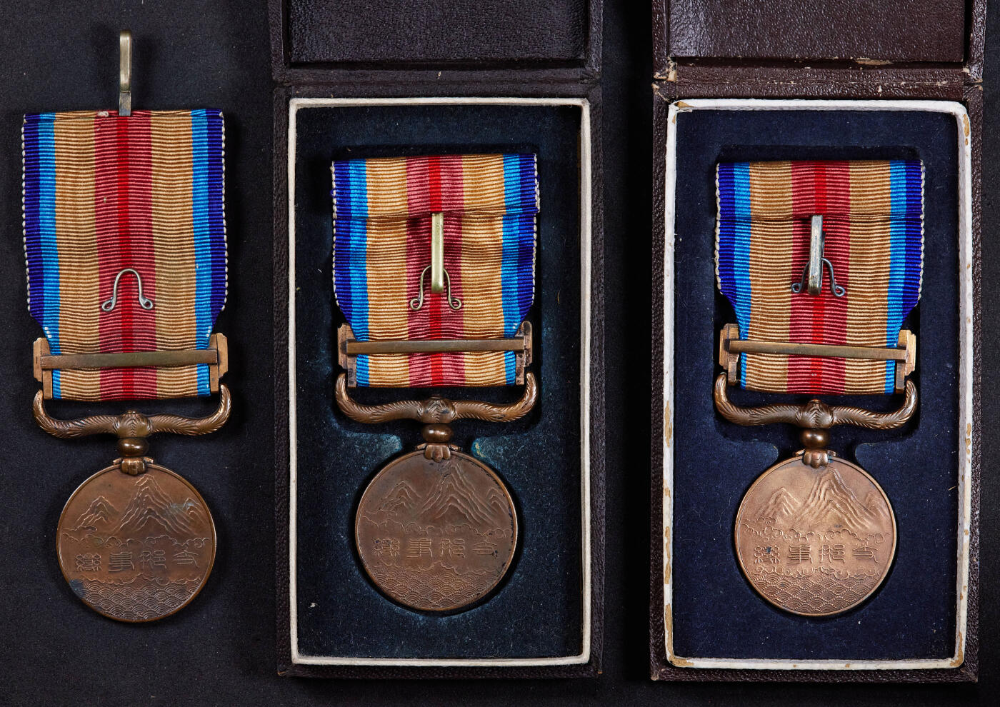 【俄甄集藏】2025年(045)12-03 星期三 晚 19:30 全场包邮 日本1937年七七事变从军记章3枚一组，铜质，其中一枚外盒老化破损，见详图，其中一枚无原盒