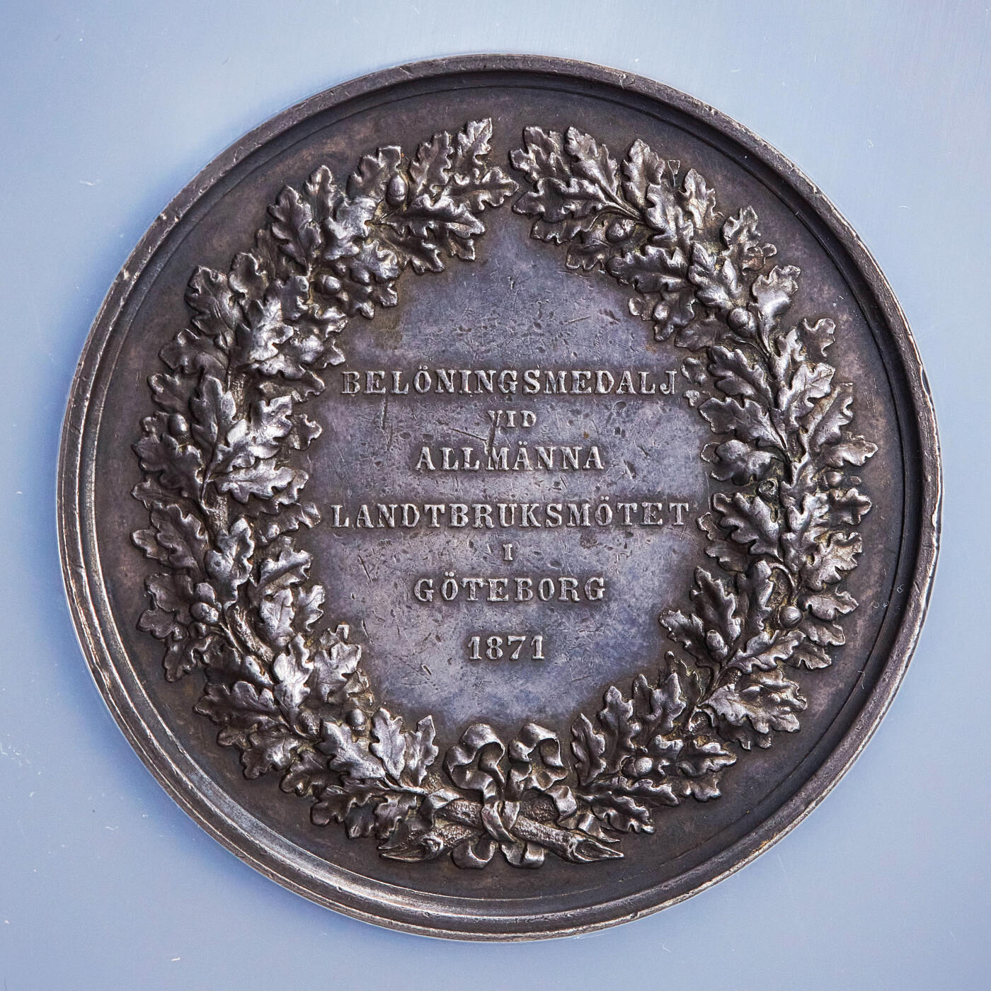 【俄甄集藏】2025年(045)12-03 星期三 晚 19:30 全场包邮 瑞典1871年卡尔十五世头像纪念哥德堡农业博览会大银章，NGC AUD，高浮雕，直径：58mm，名家阿尔伯恩作品，酱彩老包浆