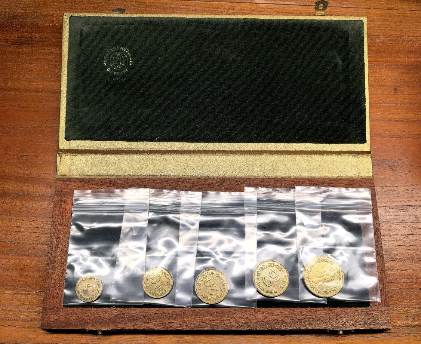 纫秋兰以为佩·凡希社微拍感恩专场 1977厄瓜多尔央行五十周年黄铜试铸样币五枚套，附原厂锦盒，币品黄亮，保存状态堪称完美。