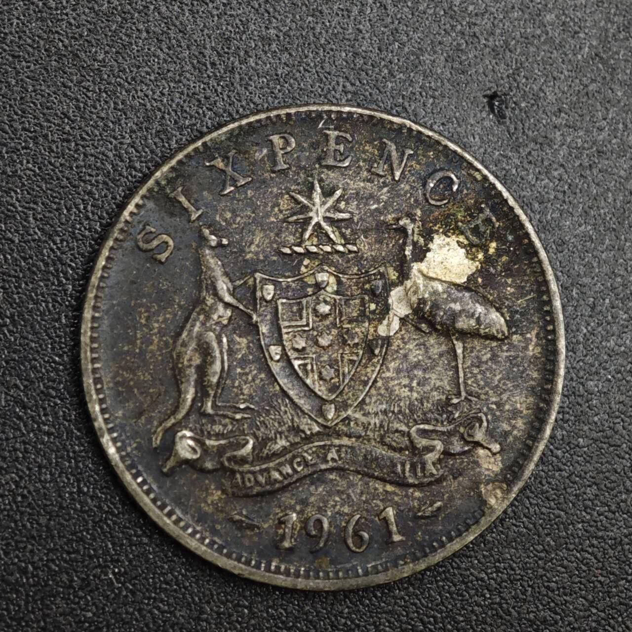 【淘币小摊】限时拍第八百一十二拍  小银币场  满百包邮可预留两周  周一统一发货  澳大利亚1961年伊丽莎白二世6便士银币