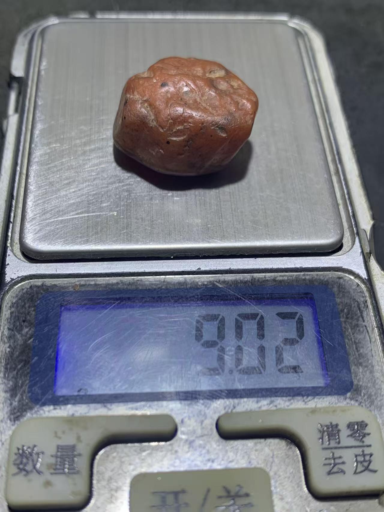 精美红白原皮南红玛瑙原石一颗，