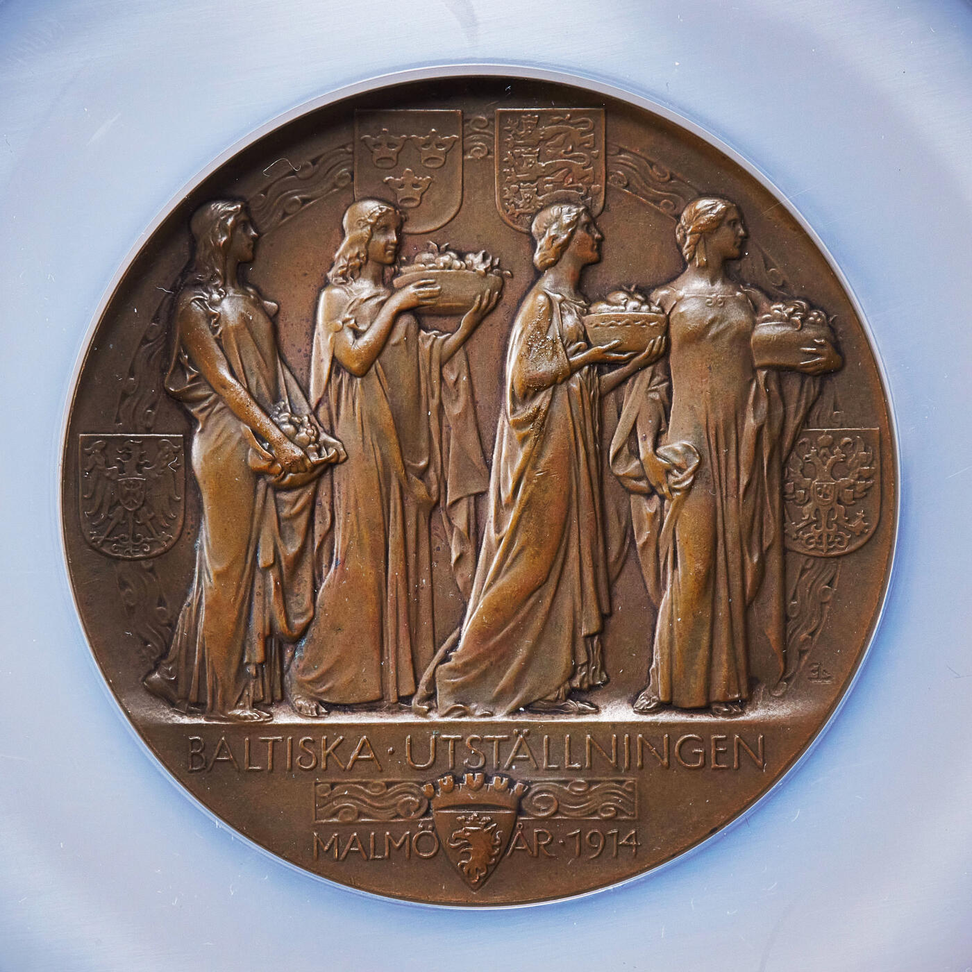【俄甄集藏】2025年(045)12-03 星期三 晚 19:30 全场包邮 瑞典1914年古斯塔夫五世头像纪念在马尔默举办的波罗的海博览会大铜章，NGC MS63，巧克力包浆，高浮雕，直径：60mm，名家林德伯格作品，设计精美