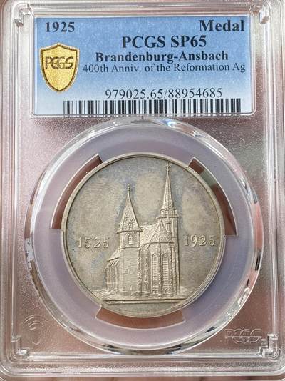 万国钱币拍卖第056期 - PCGS SP65 1925年德国勃兰登堡-安斯巴赫庆祝宗教改革400周年银章 1925年德国银章 勃兰登堡-安斯巴赫宗教改革400周年纪念 唯一记录冠军分 镜面浮雕精铸 圣古姆伯图斯教堂 教堂供奉圣母玛利亚和圣救世主，由圣甘伯特创建。1484 年，勃兰登堡选帝侯阿尔布雷希特·阿喀琉斯为教堂捐赠了天鹅祭坛。