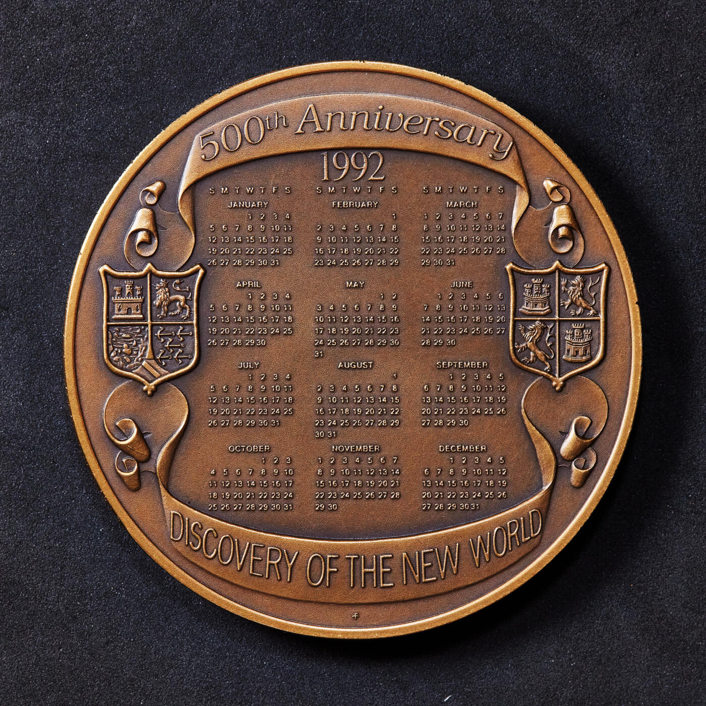【俄甄集藏】2025年(045)12-03 星期三 晚 19:30 全场包邮 美国1992年纪念哥伦布发现美洲大陆500周年日历大铜章，富兰克林造币厂制造，直径：75mm，重量：259.54克，少见品种