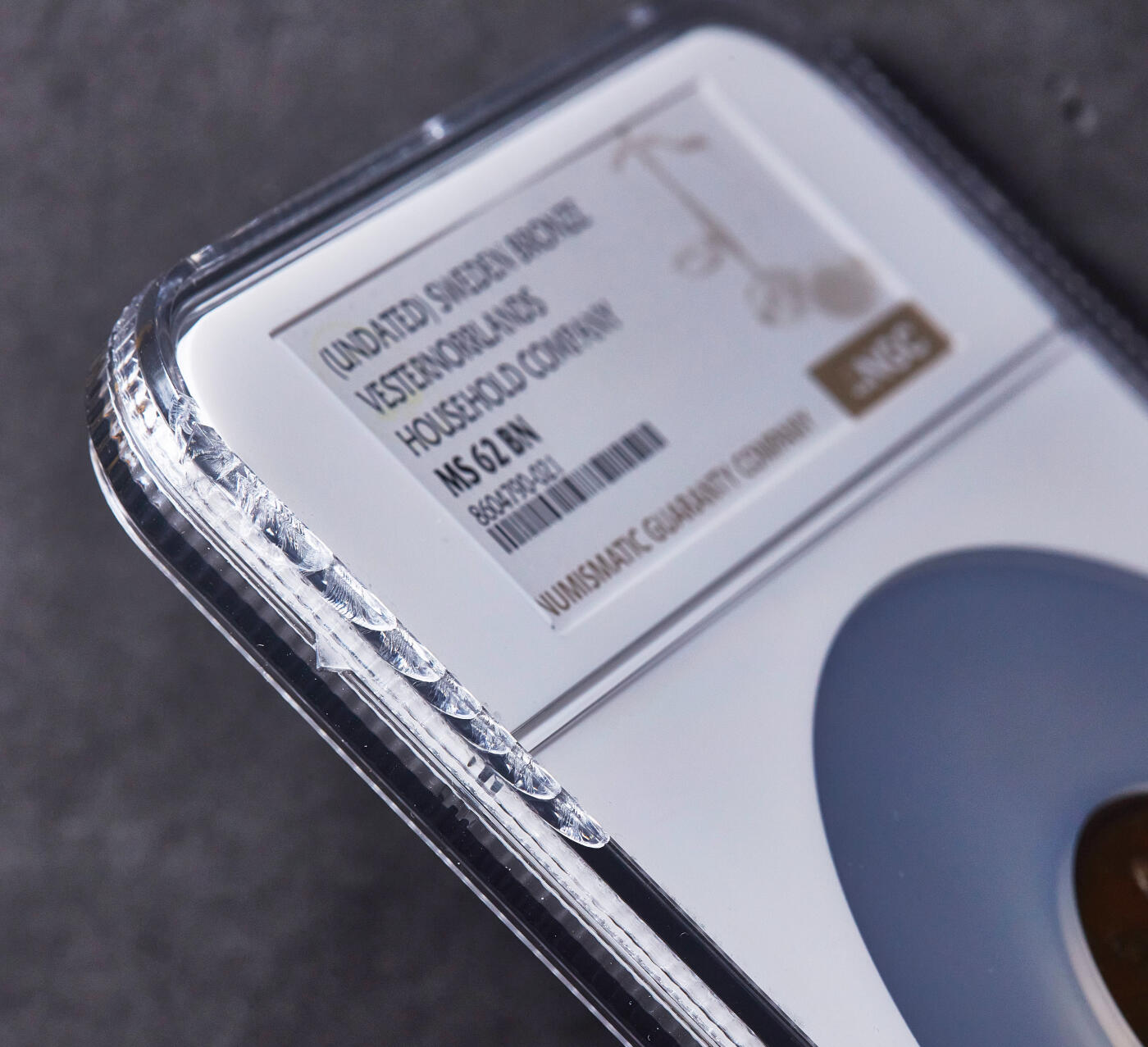 【俄甄集藏】2025年(045)12-03 星期三 晚 19:30 全场包邮 瑞典19世纪西诺尔兰省皇家农业协会大铜章，NGC MS62，巧克力包浆，高浮雕，著名女性设计师丽·阿尔伯恩作品，直径：47mm，盒体边缘有小破损，见详图