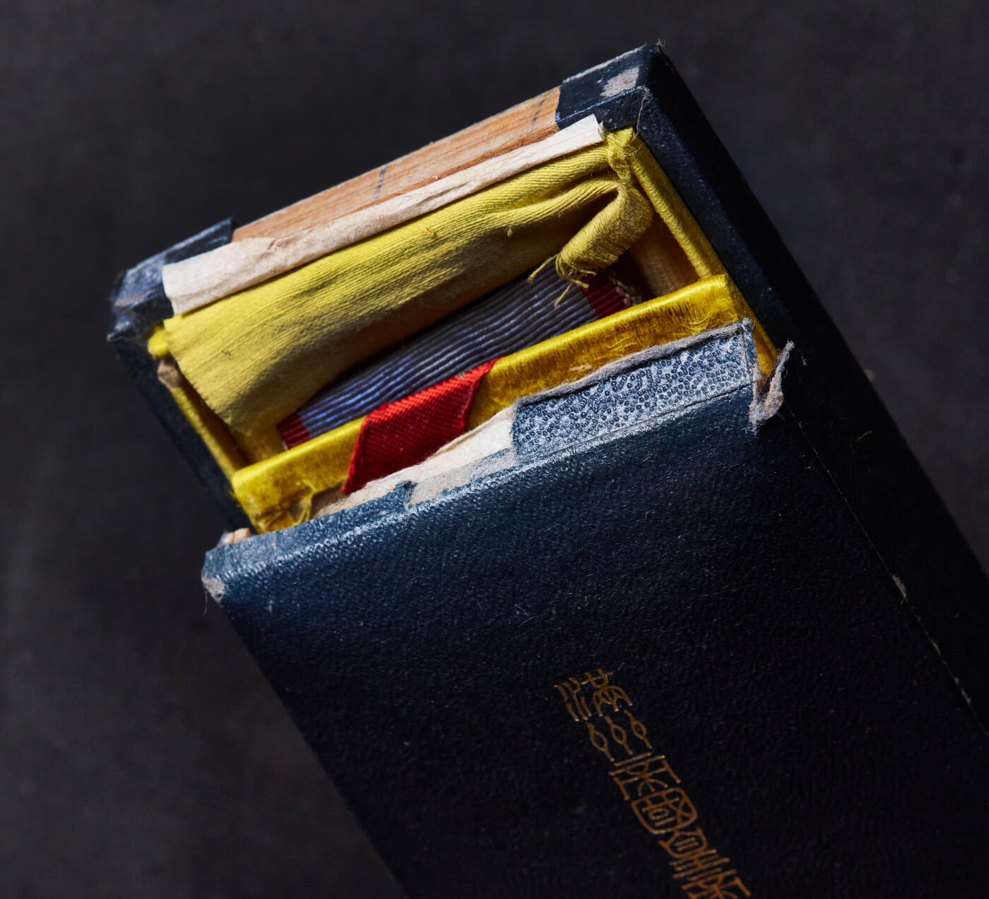 【俄甄集藏】2025年(045)12-03 星期三 晚 19:30 全场包邮 中华民国伪满洲国1935年纪念溥仪访日纪念奖章，银质原盒，外盒老化破损，见详图