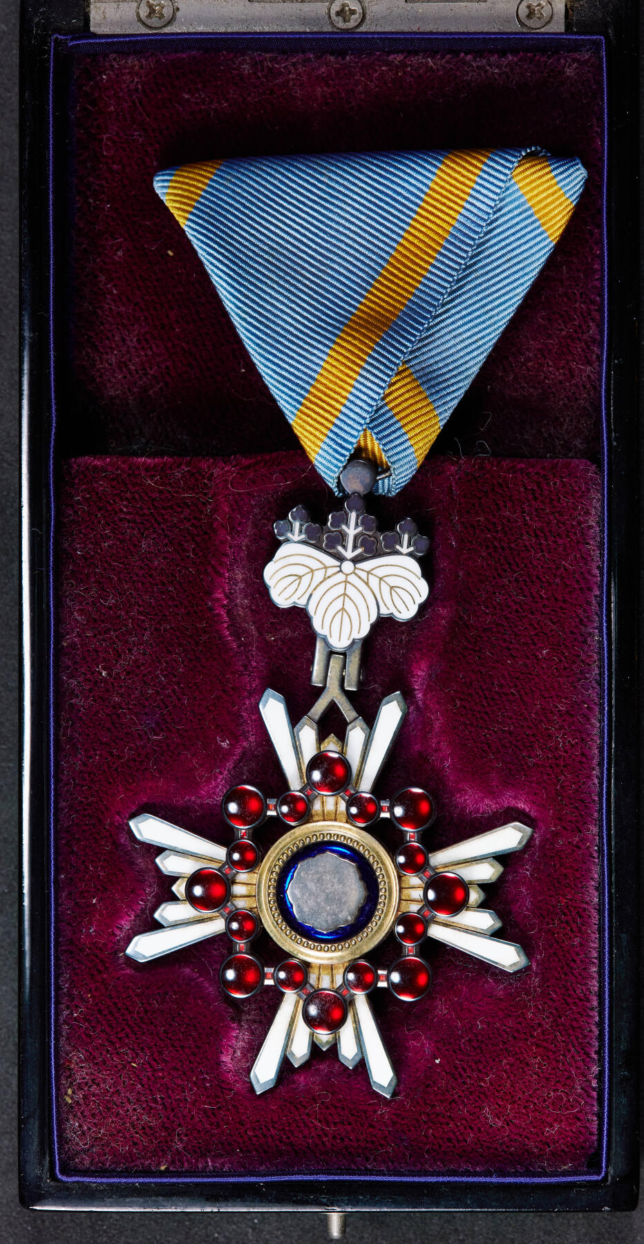 【俄甄集藏】2025年(045)12-03 星期三 晚 19:30 全场包邮 日本瑞宝双光勋章，999银质珐琅，原盒，保存完好