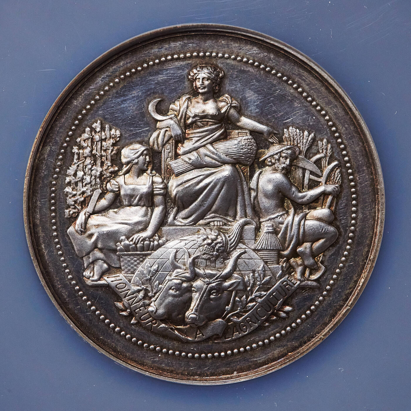 【俄甄集藏】2025年(045)12-03 星期三 晚 19:30 全场包邮 法国19世纪参议员C·福里斯特设立农业表彰大银章，NGC MS61，正面为农业女神与代表园艺的女性与代表农耕的男性造像，高浮雕，类精制底板，直径：51mm